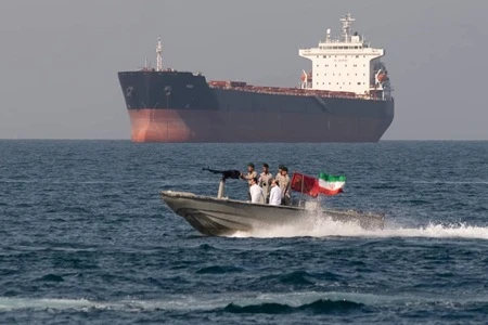 Ponieważ konflikt między USA a Iranem stale się nasila, a tankowce stają w obliczu częstych atakó...